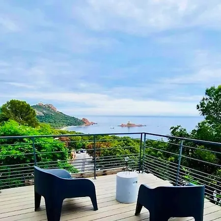 Bungalow De 2 Chambres A Raphael A 50 M De La Plage Avec Vue Sur La Mer Piscine Partagee Et Jardin Clos Σπίτι διακοπών *
